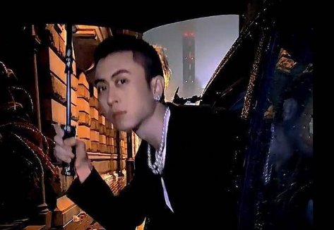 “沪上皇”秦奋身家百亿，一双鞋价值三十万，一支烟价值三万，他有啥背景？