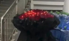 广西一高校男生推玫瑰车进女生宿舍，宿管是否存在管理上的失职？