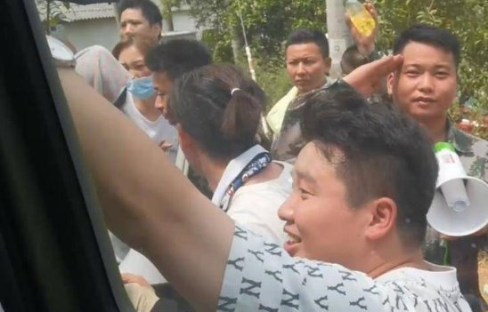 令人揪心！重庆山火救援车掉下百米山坡，救援道路有多艰险？