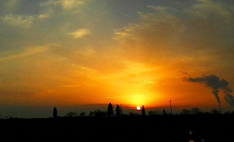 夕阳落山了晚霞映红了天空白云中的白云天是什么颜色逐渐变成什么颜色最后变成？