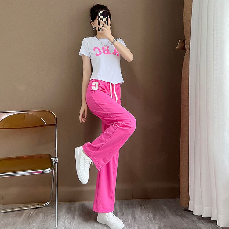 女友是个漂亮可爱的人，和她做时她总躲我，刚进去一点就喊疼，而且口越来越紧，快要哭了似的，便不忍再往