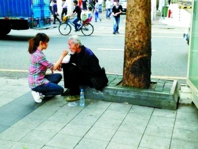 外孙女蹲下给生病姥爷当凳子，你和姥爷的感情怎么样？