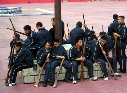 美国名校毕业女子不当白领当群演，她这样有前途吗