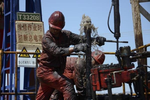 美军1周出动300多辆油罐车盗油！这将产生哪些影响？美军为何这样做？