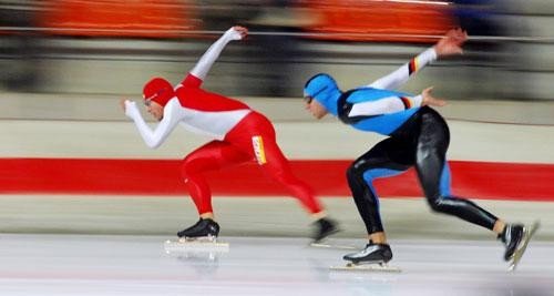 世界上首届男子速度滑冰锦标赛的时间是哪一年