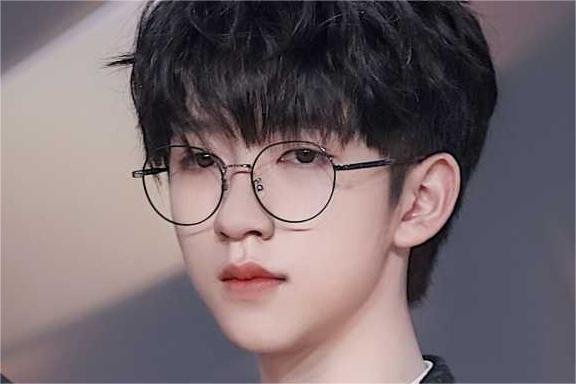 时代少年团遭闭麦，选秀营造虚假人设，这究竟是怎么回事？