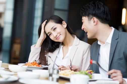 在谈恋爱时，你的对象是怎么逗你开心的？