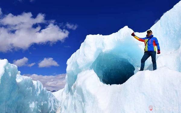 男子在西藏发现蓝色古冰川，这种冰川有多美？