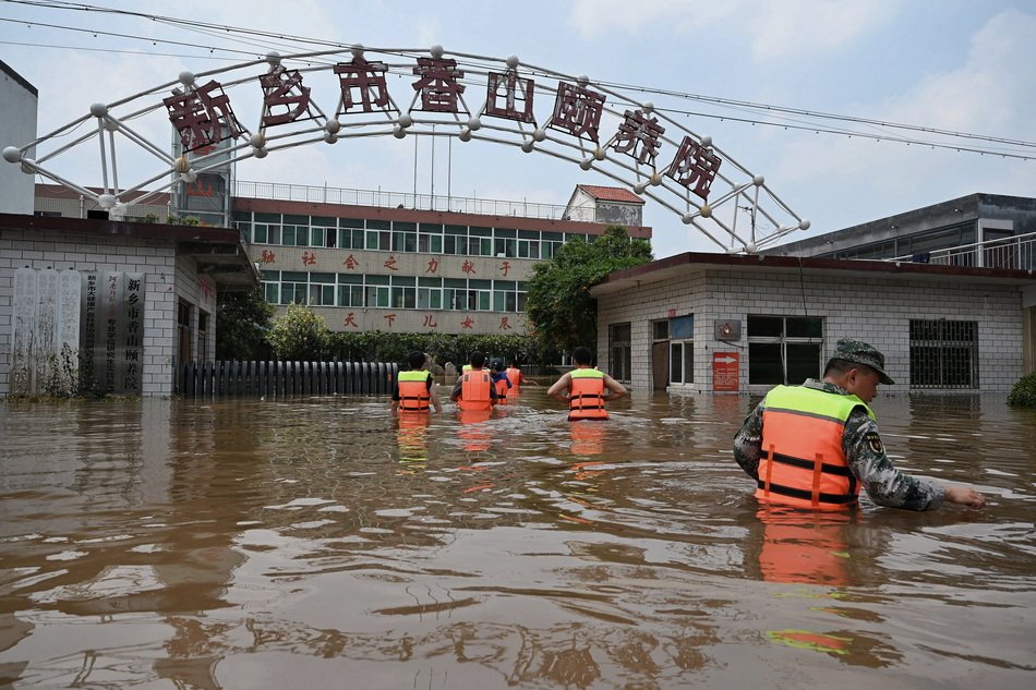 新乡一养老院遭河水倒灌，上百名老人被困，相关部门采取了哪些救援举措？