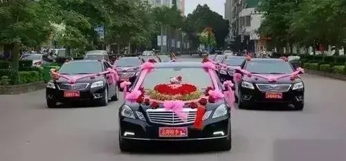 贵州新娘出嫁在婚车上睡着,被新郎拍下可爱瞬间,结个婚为何会感觉这么累?