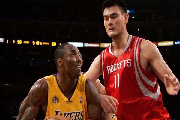 科比在篮球方面的成就远超姚明，为什么他和姚明握手时对姚明很尊敬？