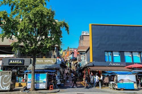 男子路过梨泰院被卷入人群遇难，在此次事故中，遇难者多为哪些人？