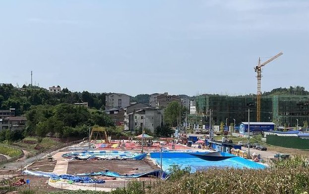 泳池垮塌遇难者父亲：刚下水1分钟，为何会水性的男孩还是不幸遇难了？