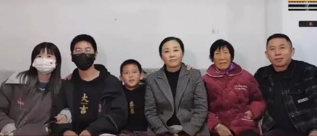孙卓奶奶拍14年来首张新年全家福，这张照片有多来之不易？
