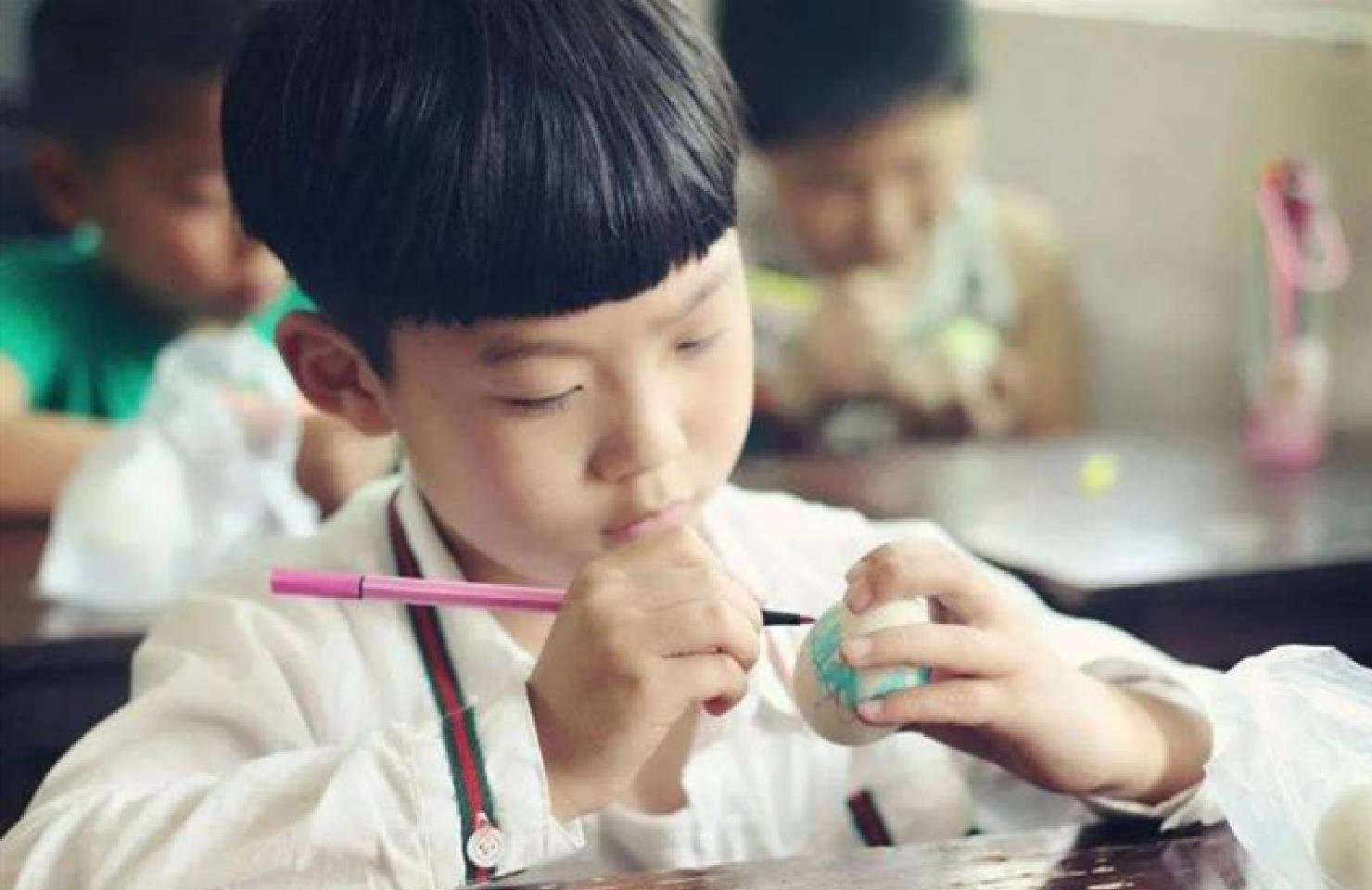 小孙子不肯做作业，湖南一奶奶让其亲身体验“搬砖”生活，当时他有何反应？