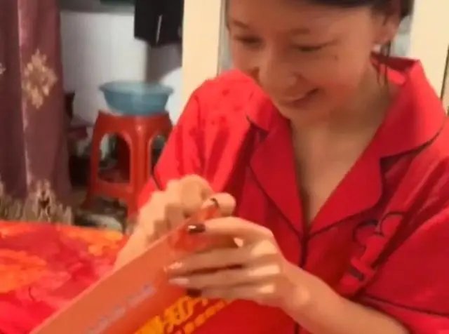 山西一女子婚礼当天收到录取通知书，女子当时的反应是什么样的？