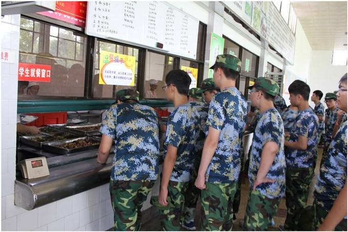 军训教官手抓学生剩饭当场吃掉，教官不卫生吗？
