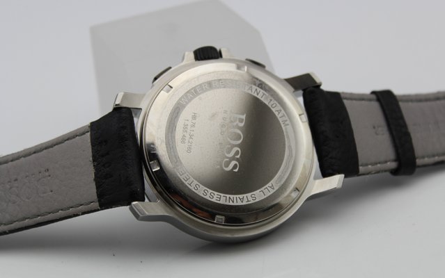 手表背面写着：JAPAN MOVT Stainless Steel Back Water Resistant Austrian Rhine stone 是什么意思？