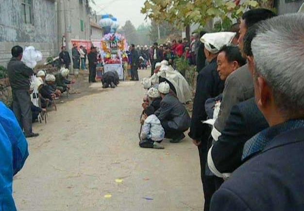 农村老人去世，儿子们强烈要求女儿平摊白事费用，这是否合理？