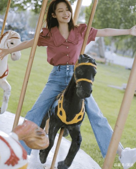 李沁坐在旋转木马上，似童话世界里的公主，你会买她的同款吗？