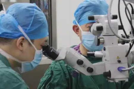安徽一女子做近视激光手术后右眼视力0.1，这到底是什么原因导致的？