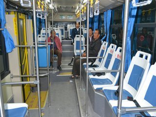 为什么有时公交车很挤大家都站着却仍留有一两个空位置没人去坐？