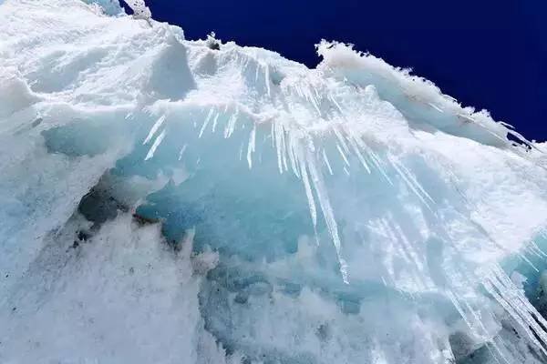 男子在西藏发现蓝色古冰川，这种冰川有多美？