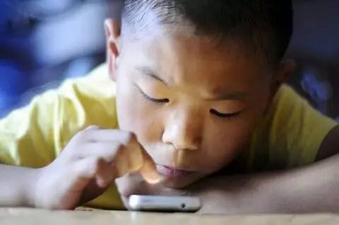 孩子玩手游充值4.8万腾讯科技退九成，到底谁该为未成年玩游戏充值负责？