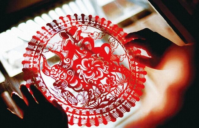 贴窗花的正确步骤是什么？