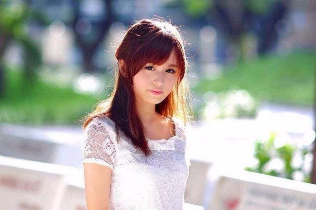 too young too naive什么意思