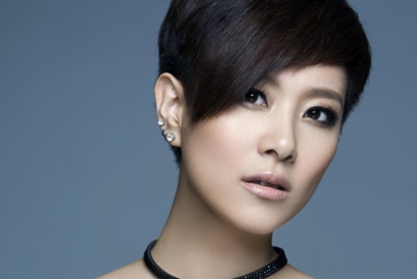 李慧珍敷面膜爬山，她这样做的目的是什么？