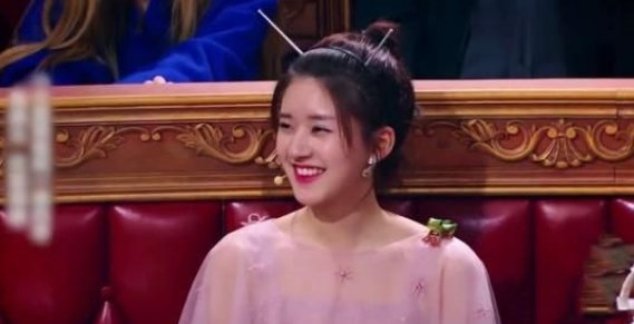 赵露思的助理跪在地上帮她拉衣服拉链引热议，当明星助理有多辛苦？