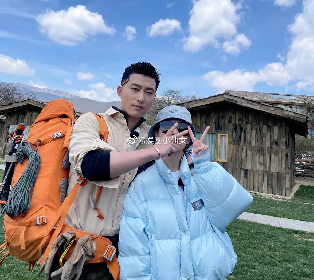 窦骁在节目中意外烫伤后，是如何冷静处理伤口的？