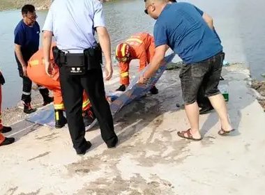 “夺命水坑”致2名学生溺水身亡，家长悲痛欲绝，这坑哪来的？