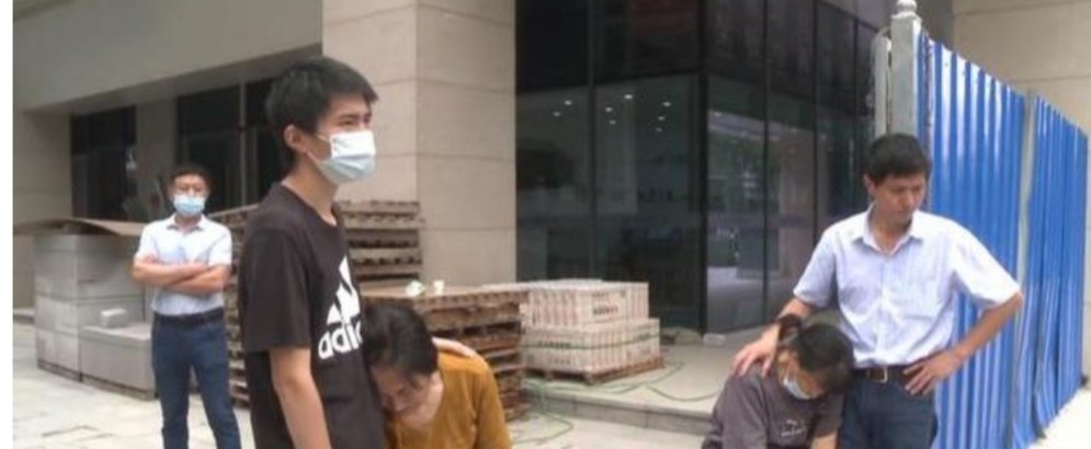 成都一工地的工人被工友持铁锤砸头致死，到底何仇何怨？