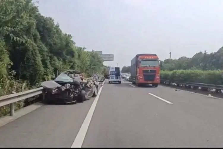 货车与商务车对向相撞，导致3死3伤！货车司机何时能够降速？