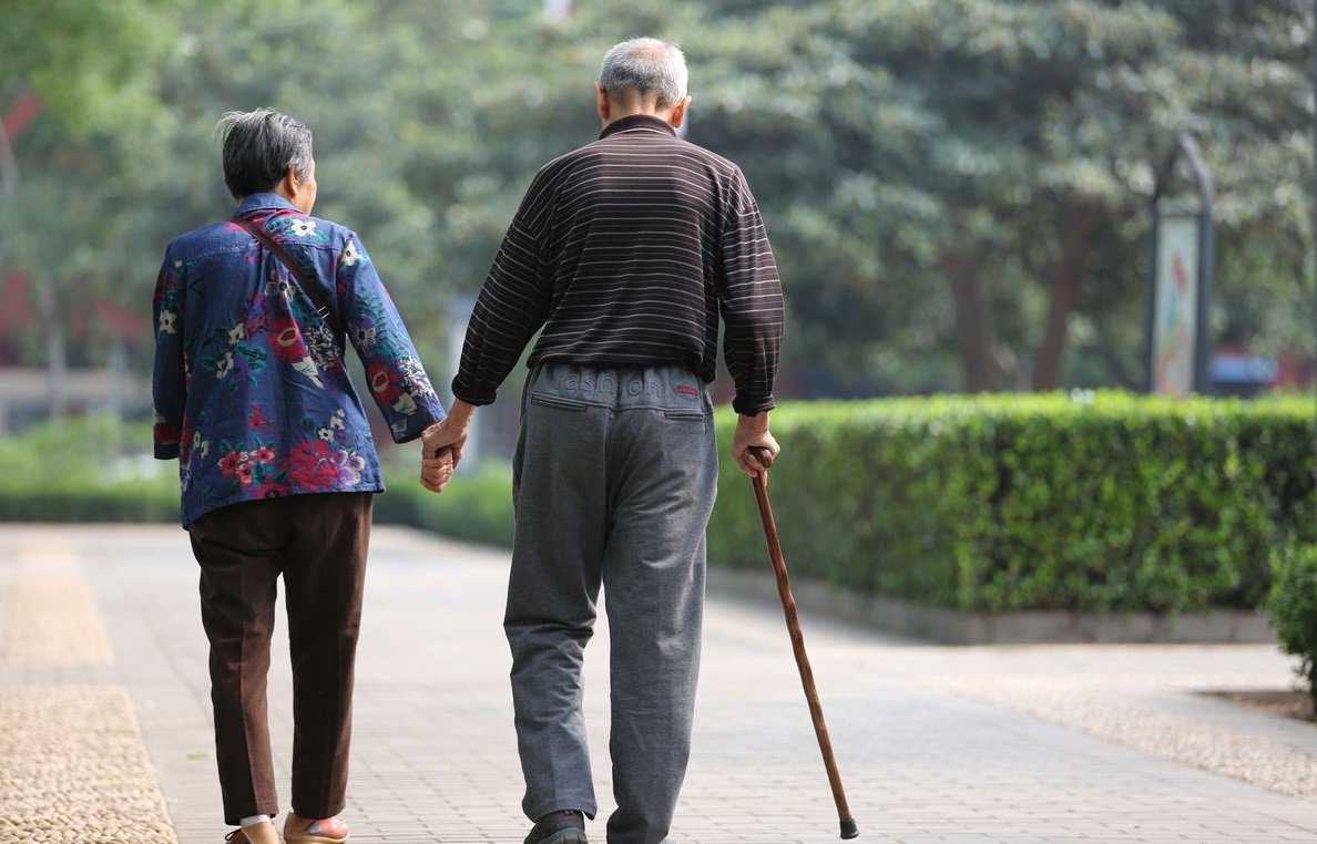 四川绵阳一老人每天要玩5、6个小时电脑游戏，他为何如此钟爱网游？