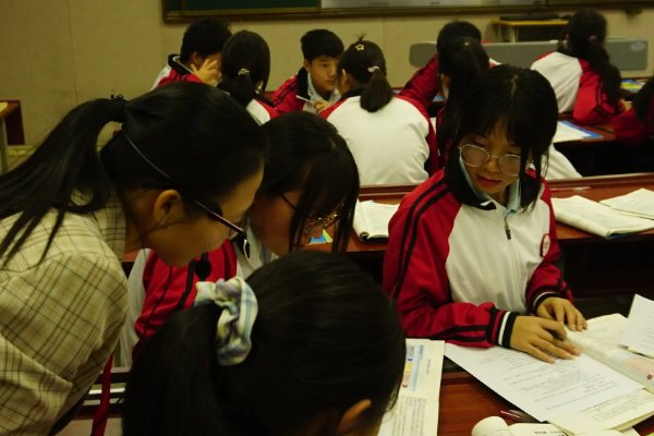 学校要为160名学生每人买一本书,买3本送1本,每本33元,一共需要多少元