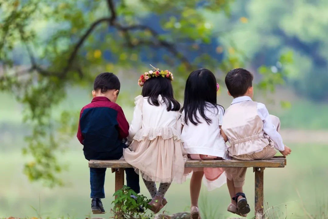 儿子五年级了还要跑过来和我睡觉,让他自己睡就发牌气，我该怎么办?