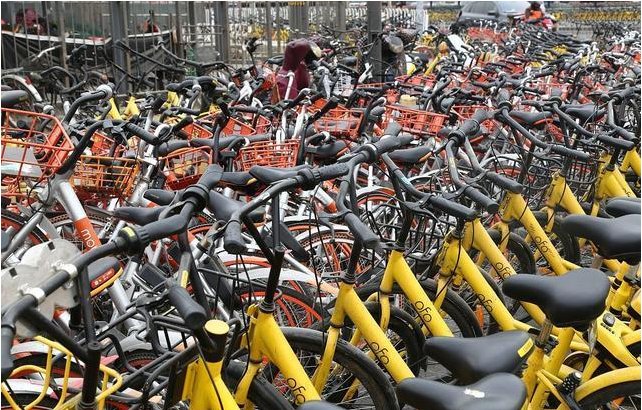 天津一私家车被共享单车层层包围，私家车司机该怎么做？