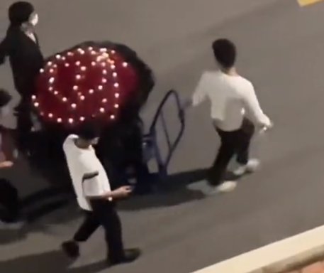 广西一高校男生推玫瑰车进女生宿舍，宿管是否存在管理上的失职？