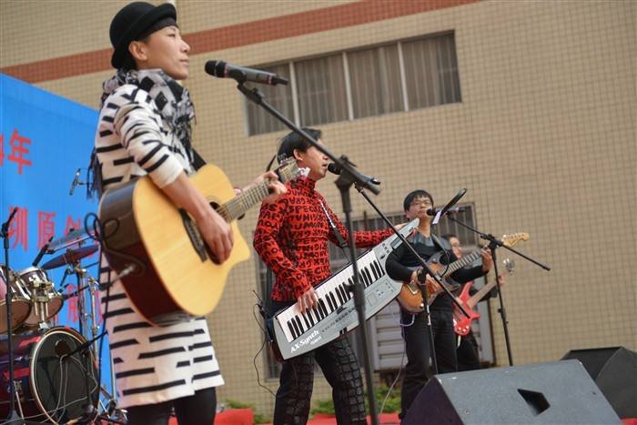 “湖南人说美女多 四川人就笑了“这是那个歌的歌词