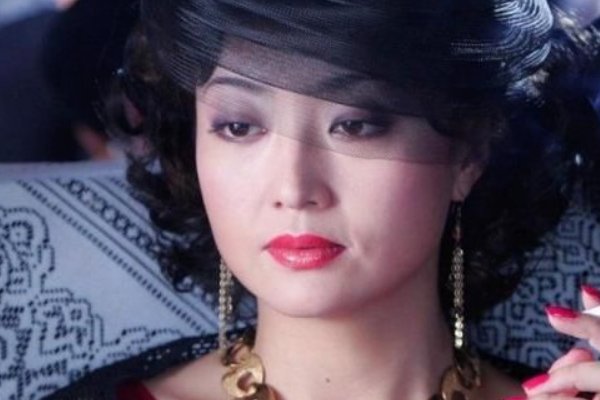 《五号特工组》里酒井美惠子死之前为什么拿着马云飞的飞镖？