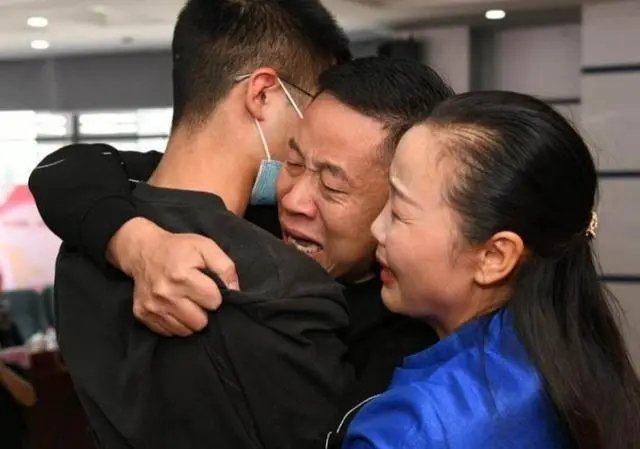 孙卓养父母曾称孙卓是打工时生的，对外隐瞒身世的原因是什么？