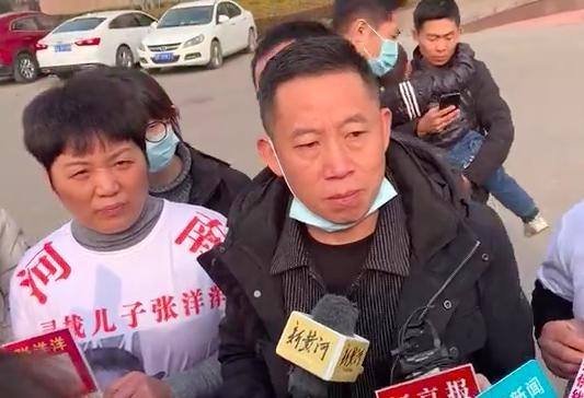 孙卓养父母曾称孙卓是打工时生的，对外隐瞒身世的原因是什么？