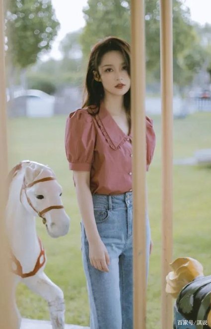 李沁坐在旋转木马上，似童话世界里的公主，你会买她的同款吗？