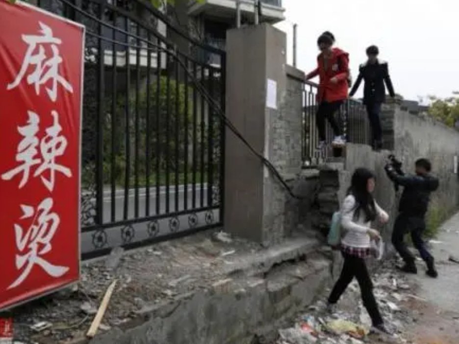 郑州女大学生翻栅栏出校，和墙外保安眼对眼，你经历过这样的社死现场吗？