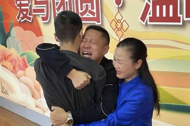 孙卓奶奶拍14年来首张新年全家福，这张照片有多来之不易？