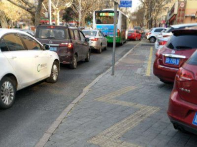 海南一名女子躺马路中间追车拍视频，为了博关注这些人可以多没底线？