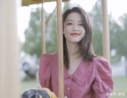李沁坐在旋转木马上，似童话世界里的公主，你会买她的同款吗？